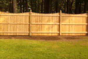 Privacy fence scallop stockade